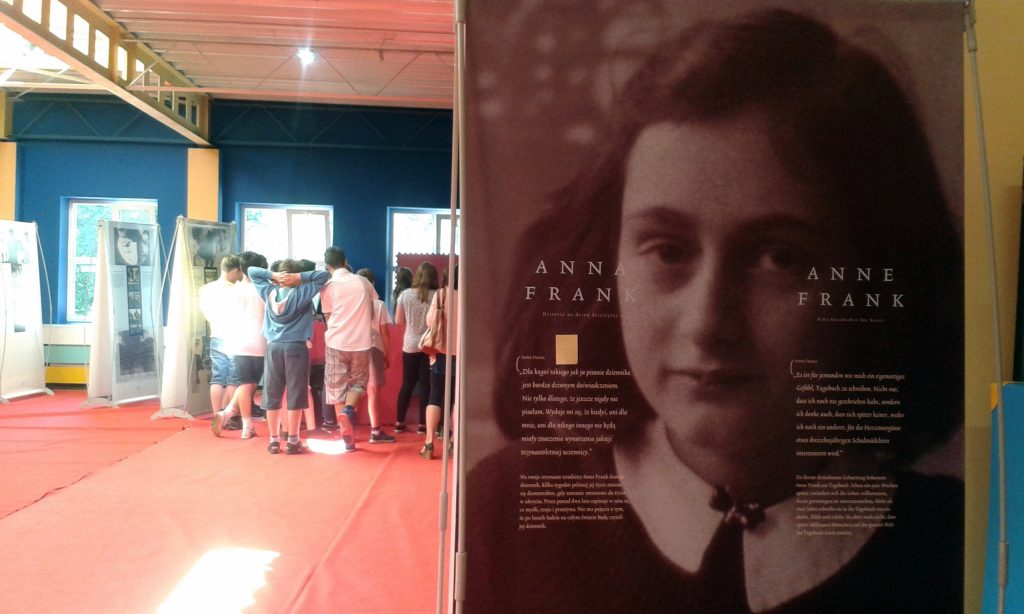 Instytut Filologii Germańskiej oraz Katedra Filologii Niderlandzkiej zapraszają na wystawę oraz dyskusję poświęconą Anne Frank.