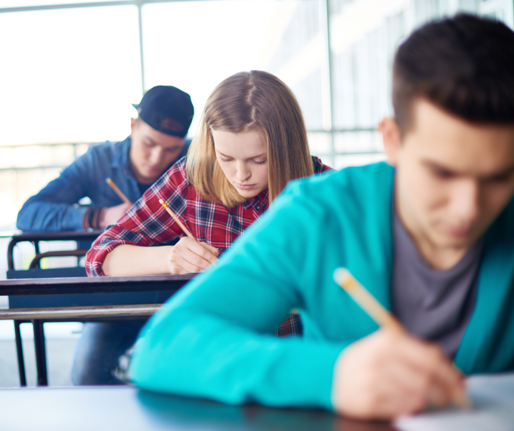 studenci piszący egzamin