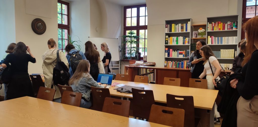 LICEALIŚCI Z ŻAR NA ZAJĘCIACH W IFR