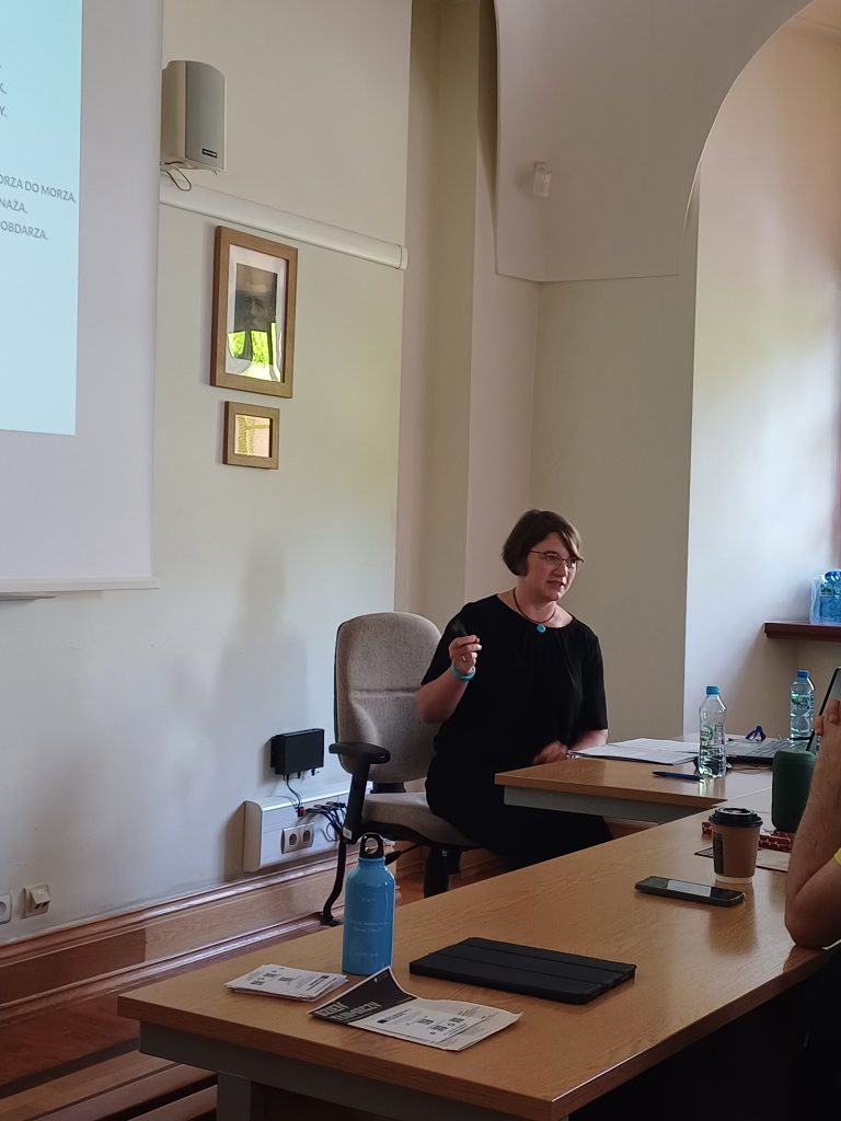 Emilia Kiereś, „W labiryncie gier słownych. O wielopiętrowych zagadkach w powieści Ellen Raskin The Westing Game i ich przekładzie na język polski”